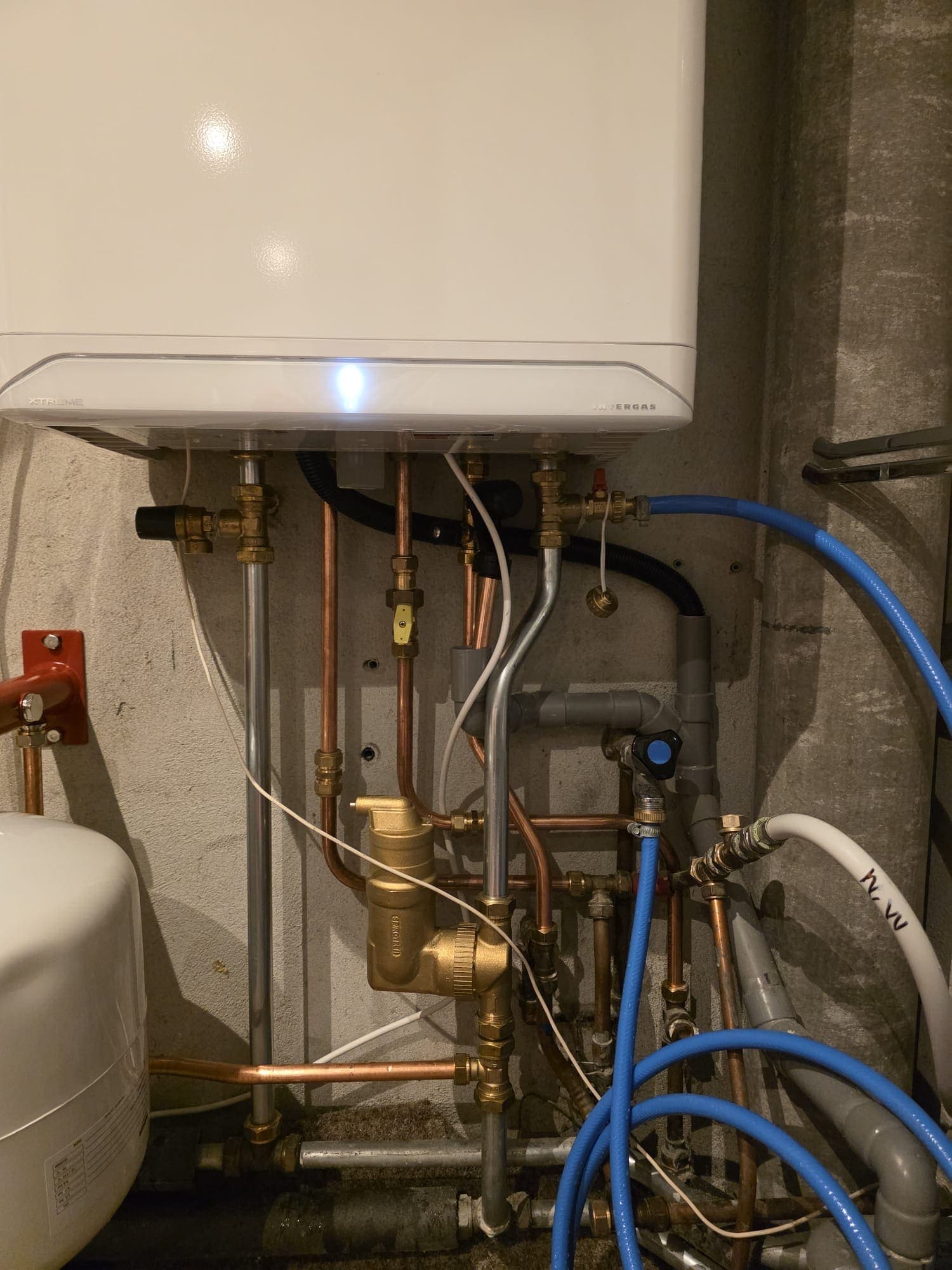 Cv-ketel aangesloten op koperen leidingen in een bijkeuken in Almelo